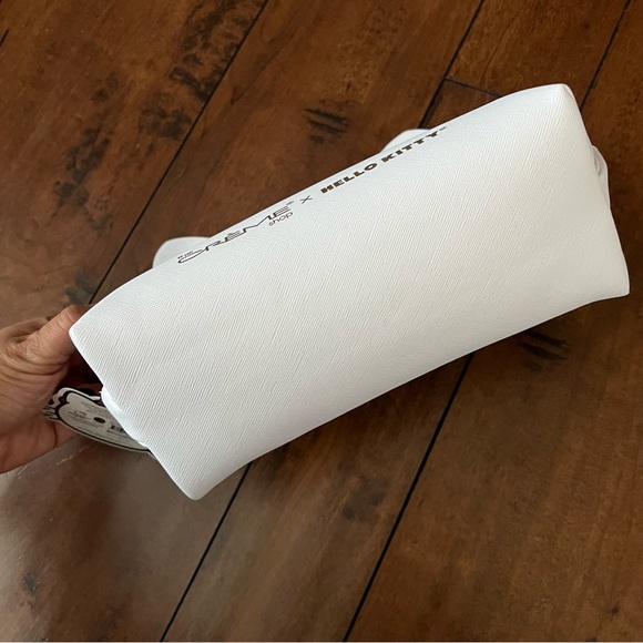 The crème shop x Hello Kitty cosmetics bag and eye gel eye masks - Picture 8 of 14